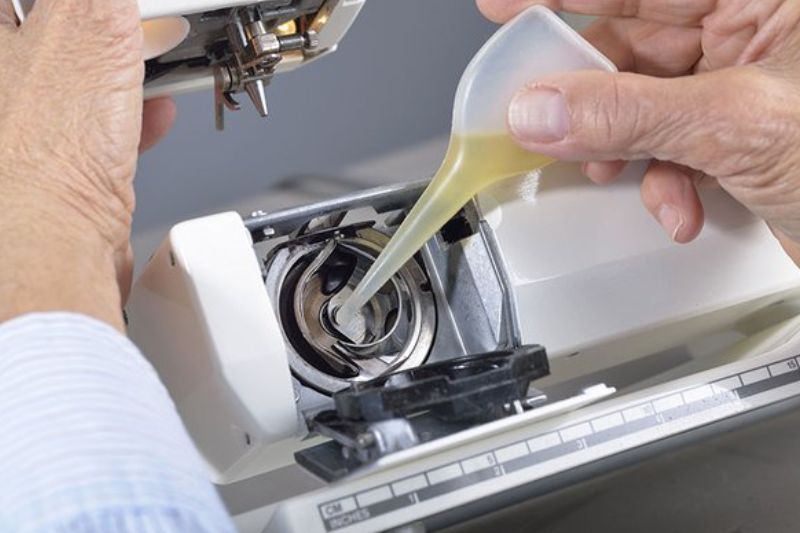 Does Sewing Machine Oil Get Old?